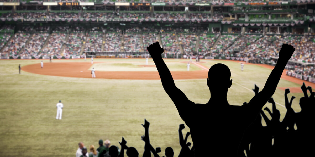 Fans cheer the energy efficiency efforts of the Giants and Royals.